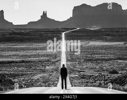 Der Mann steht allein mitten auf der Straße, Monument Valley, Utah Stockfoto