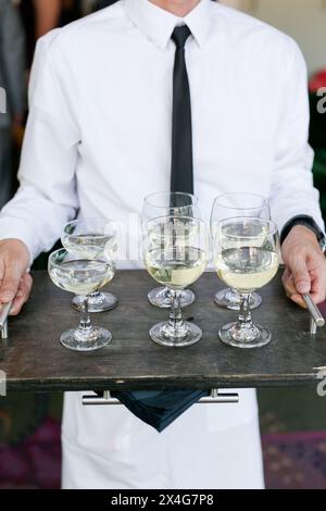 Kellner serviert gekühlten Weißwein bei einer formellen Veranstaltung Stockfoto