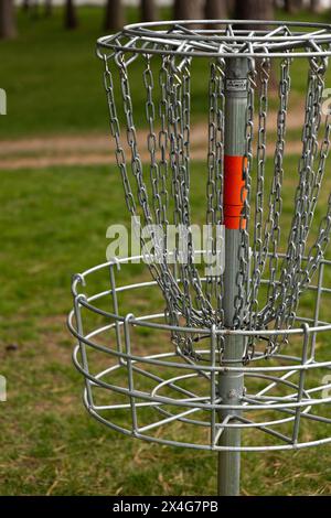 Disc-Golfkorb im Park Stockfoto