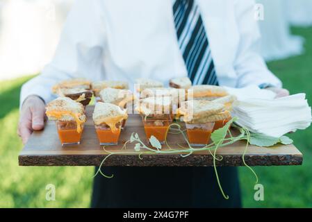 Kleine gegrillte Käsesandwiches mit Tomatensuppe bei einer Veranstaltung Stockfoto