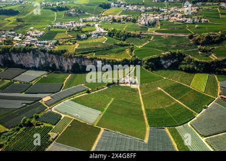 Drohnenansicht des Dorfes Cortaccia mit Kirche in Italien Stockfoto