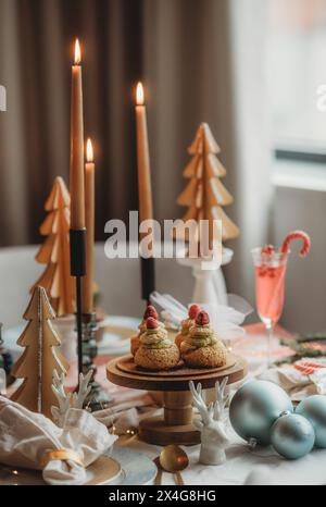 Weihnachtszauber: Paris-Brest-Genuss auf dem Tisch Stockfoto