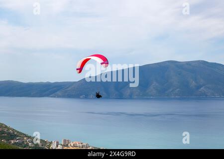 Gleitschirmfliegen starten von einem Berg über der Adria in Vlore, Albanien, Europa Stockfoto