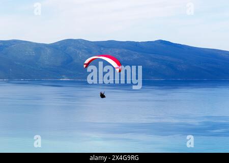 Gleitschirmfliegen starten von einem Berg über der Adria in Vlore, Albanien, Europa Stockfoto