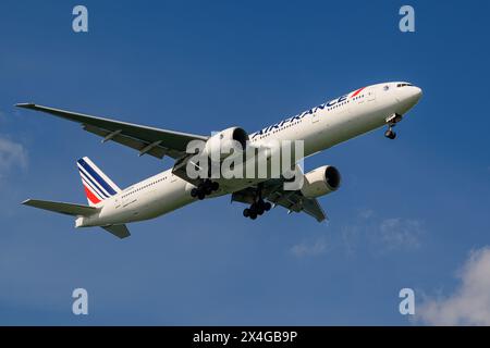 Air France, Boeing 777-300ER, F-GSQK, bei Endanflug zum Flughafen Singapur Changi Stockfoto