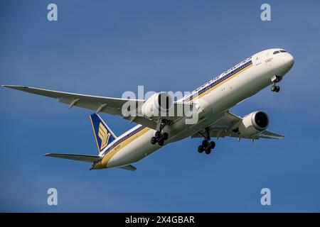 Singapore Airlines, Boeing 787-10 Dreamliner, 9V-SCP, bei Endanflug zum Flughafen Singapur Changi Stockfoto