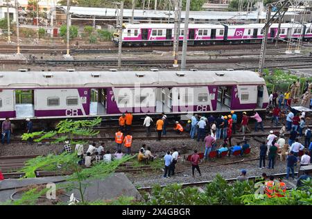 Mumbai, Indien. Mai 2024. MUMBAI, INDIEN – 1. MAI: Der Mumbai Local Train entgleiste am 1. Mai 2024 in Mumbai, Indien, an der Harbour Line Railway Railway Railway, die in Richtung CSMT Railway Station auf Gleis Nr. 2 kam. Der Hafenverkehr war am Donnerstag weiterhin ein Chaos, als die Behörden sich darum bemühten, einen defekten Teil einer Strecke in der Nähe des Chhatrapati Shivaji Maharaj Terminus (CSMT) zu reparieren, der Anfang dieser Woche zu zwei Entgleisungen führte. (Foto: Bhushan Koyande/Hindustan Times/SIPA USA) Credit: SIPA USA/Alamy Live News Stockfoto