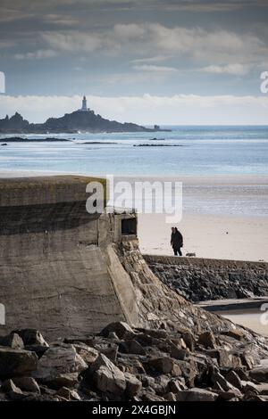 Deutscher Bunker aus dem 2. Weltkrieg (Teil der „Atlantischen Mauer“) vor dem Hintergrund des Leuchtturms La Corbiere in der St. Ouen's Bay auf der Insel Jersey, Chann Stockfoto