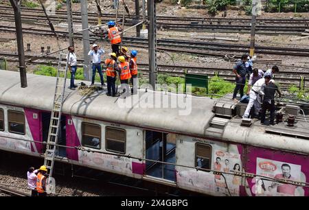 Mumbai, Indien. Mai 2024. MUMBAI, INDIEN - 29. APRIL: Der Mumbai Local Train entgleiste am 29. April 2024 in Mumbai, Indien, an der Harbour Line Railway Railway Railway, die in Richtung CSMT Railway Station am Bahnsteig Nr. 2 kam. Der Hafenverkehr war am Donnerstag weiterhin ein Chaos, als die Behörden sich darum bemühten, einen defekten Teil einer Strecke in der Nähe des Chhatrapati Shivaji Maharaj Terminus (CSMT) zu reparieren, der Anfang dieser Woche zu zwei Entgleisungen führte. (Foto: Bhushan Koyande/Hindustan Times/SIPA USA) Credit: SIPA USA/Alamy Live News Stockfoto