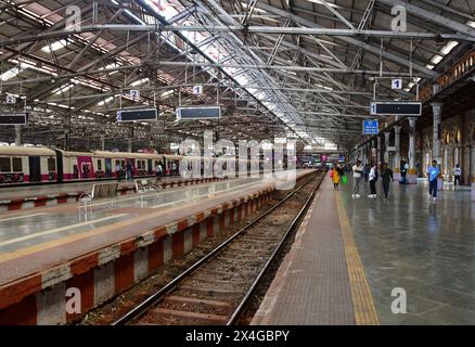 Mumbai, Indien. Mai 2024. MUMBAI, INDIEN - 29. APRIL: Der Mumbai Local Train entgleiste am 29. April 2024 in Mumbai, Indien, an der Harbour Line Railway Railway Railway, die in Richtung CSMT Railway Station am Bahnsteig Nr. 2 kam. Der Hafenverkehr war am Donnerstag weiterhin ein Chaos, als die Behörden sich darum bemühten, einen defekten Teil einer Strecke in der Nähe des Chhatrapati Shivaji Maharaj Terminus (CSMT) zu reparieren, der Anfang dieser Woche zu zwei Entgleisungen führte. (Foto: Bhushan Koyande/Hindustan Times/SIPA USA) Credit: SIPA USA/Alamy Live News Stockfoto