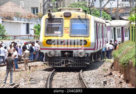 Mumbai, Indien. Mai 2024. MUMBAI, INDIEN - 29. APRIL: Der Mumbai Local Train entgleiste am 29. April 2024 in Mumbai, Indien, an der Harbour Line Railway Railway Railway, die in Richtung CSMT Railway Station am Bahnsteig Nr. 2 kam. Der Hafenverkehr war am Donnerstag weiterhin ein Chaos, als die Behörden sich darum bemühten, einen defekten Teil einer Strecke in der Nähe des Chhatrapati Shivaji Maharaj Terminus (CSMT) zu reparieren, der Anfang dieser Woche zu zwei Entgleisungen führte. (Foto: Bhushan Koyande/Hindustan Times/SIPA USA) Credit: SIPA USA/Alamy Live News Stockfoto