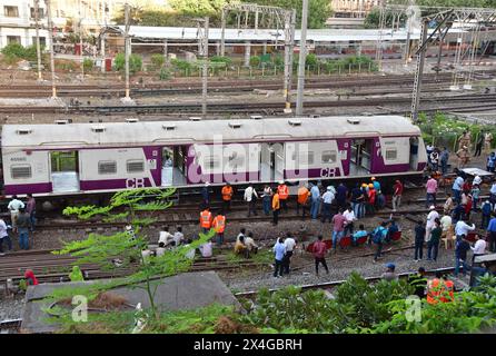 Mumbai, Indien. Mai 2024. MUMBAI, INDIEN – 1. MAI: Der Mumbai Local Train entgleiste am 1. Mai 2024 in Mumbai, Indien, an der Harbour Line Railway Railway Railway, die in Richtung CSMT Railway Station auf Gleis Nr. 2 kam. Der Hafenverkehr war am Donnerstag weiterhin ein Chaos, als die Behörden sich darum bemühten, einen defekten Teil einer Strecke in der Nähe des Chhatrapati Shivaji Maharaj Terminus (CSMT) zu reparieren, der Anfang dieser Woche zu zwei Entgleisungen führte. (Foto: Bhushan Koyande/Hindustan Times/SIPA USA) Credit: SIPA USA/Alamy Live News Stockfoto