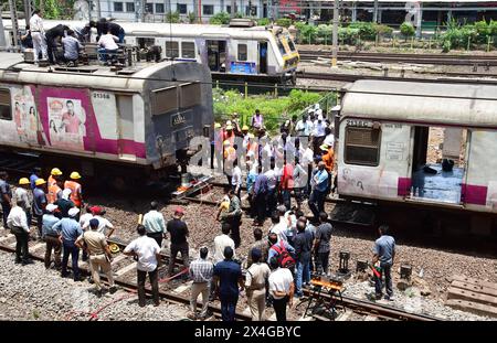 Mumbai, Indien. Mai 2024. MUMBAI, INDIEN - 29. APRIL: Der Mumbai Local Train entgleiste am 29. April 2024 in Mumbai, Indien, an der Harbour Line Railway Railway Railway, die in Richtung CSMT Railway Station am Bahnsteig Nr. 2 kam. Der Hafenverkehr war am Donnerstag weiterhin ein Chaos, als die Behörden sich darum bemühten, einen defekten Teil einer Strecke in der Nähe des Chhatrapati Shivaji Maharaj Terminus (CSMT) zu reparieren, der Anfang dieser Woche zu zwei Entgleisungen führte. (Foto: Bhushan Koyande/Hindustan Times/SIPA USA) Credit: SIPA USA/Alamy Live News Stockfoto