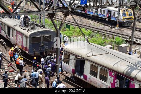 Mumbai, Indien. Mai 2024. MUMBAI, INDIEN - 29. APRIL: Der Mumbai Local Train entgleiste am 29. April 2024 in Mumbai, Indien, an der Harbour Line Railway Railway Railway, die in Richtung CSMT Railway Station am Bahnsteig Nr. 2 kam. Der Hafenverkehr war am Donnerstag weiterhin ein Chaos, als die Behörden sich darum bemühten, einen defekten Teil einer Strecke in der Nähe des Chhatrapati Shivaji Maharaj Terminus (CSMT) zu reparieren, der Anfang dieser Woche zu zwei Entgleisungen führte. (Foto: Bhushan Koyande/Hindustan Times/SIPA USA) Credit: SIPA USA/Alamy Live News Stockfoto