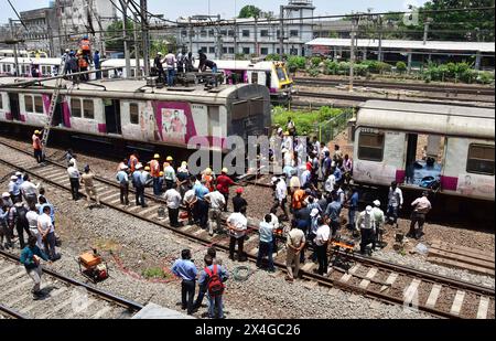 Mumbai, Indien. Mai 2024. MUMBAI, INDIEN - 29. APRIL: Der Mumbai Local Train entgleiste am 29. April 2024 in Mumbai, Indien, an der Harbour Line Railway Railway Railway, die in Richtung CSMT Railway Station am Bahnsteig Nr. 2 kam. Der Hafenverkehr war am Donnerstag weiterhin ein Chaos, als die Behörden sich darum bemühten, einen defekten Teil einer Strecke in der Nähe des Chhatrapati Shivaji Maharaj Terminus (CSMT) zu reparieren, der Anfang dieser Woche zu zwei Entgleisungen führte. (Foto: Bhushan Koyande/Hindustan Times/SIPA USA) Credit: SIPA USA/Alamy Live News Stockfoto