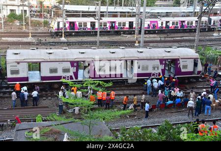 Mumbai, Indien. Mai 2024. MUMBAI, INDIEN – 1. MAI: Der Mumbai Local Train entgleiste am 1. Mai 2024 in Mumbai, Indien, an der Harbour Line Railway Railway Railway, die in Richtung CSMT Railway Station auf Gleis Nr. 2 kam. Der Hafenverkehr war am Donnerstag weiterhin ein Chaos, als die Behörden sich darum bemühten, einen defekten Teil einer Strecke in der Nähe des Chhatrapati Shivaji Maharaj Terminus (CSMT) zu reparieren, der Anfang dieser Woche zu zwei Entgleisungen führte. (Foto: Bhushan Koyande/Hindustan Times/SIPA USA) Credit: SIPA USA/Alamy Live News Stockfoto