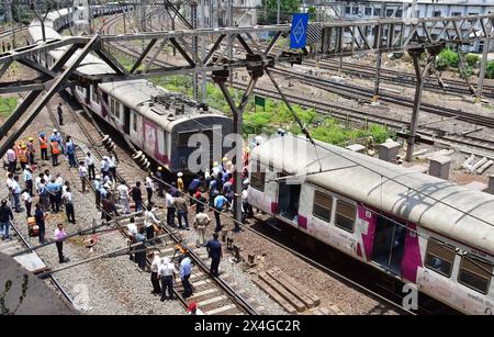 Mumbai, Indien. Mai 2024. MUMBAI, INDIEN - 29. APRIL: Der Mumbai Local Train entgleiste am 29. April 2024 in Mumbai, Indien, an der Harbour Line Railway Railway Railway, die in Richtung CSMT Railway Station am Bahnsteig Nr. 2 kam. Der Hafenverkehr war am Donnerstag weiterhin ein Chaos, als die Behörden sich darum bemühten, einen defekten Teil einer Strecke in der Nähe des Chhatrapati Shivaji Maharaj Terminus (CSMT) zu reparieren, der Anfang dieser Woche zu zwei Entgleisungen führte. (Foto: Bhushan Koyande/Hindustan Times/SIPA USA) Credit: SIPA USA/Alamy Live News Stockfoto