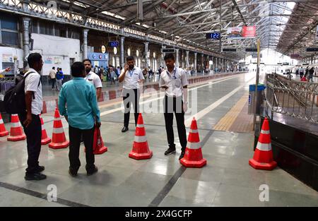 Mumbai, Indien. Mai 2024. MUMBAI, INDIEN - 29. APRIL: Der Mumbai Local Train entgleiste am 29. April 2024 in Mumbai, Indien, an der Harbour Line Railway Railway Railway, die in Richtung CSMT Railway Station am Bahnsteig Nr. 2 kam. Der Hafenverkehr war am Donnerstag weiterhin ein Chaos, als die Behörden sich darum bemühten, einen defekten Teil einer Strecke in der Nähe des Chhatrapati Shivaji Maharaj Terminus (CSMT) zu reparieren, der Anfang dieser Woche zu zwei Entgleisungen führte. (Foto: Bhushan Koyande/Hindustan Times/SIPA USA) Credit: SIPA USA/Alamy Live News Stockfoto