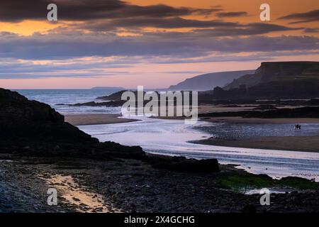 Abendlicht über der Küste von North Cornwall mit Lundy Island in der Ferne in England in Großbritannien. Stockfoto