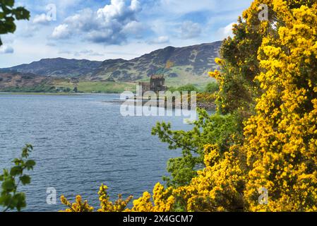 Blick in nordwestlicher Richtung von der A87 neben Loch Duich zum berühmten Eilean Donan Castle. Shiel Bridge, in der Nähe von Morvich. North West Highlands, Schottland, Großbritannien Stockfoto