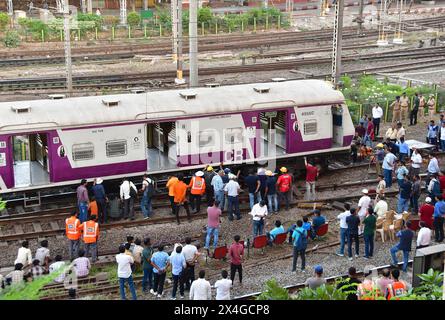 MUMBAI, INDIEN – 1. MAI: Der Mumbai Local Train entgleiste am 1. Mai 2024 in Mumbai, Indien, an der Harbour Line Railway Railway Railway, die in Richtung CSMT Railway Station auf Gleis Nr. 2 kam. Der Hafenverkehr war am Donnerstag weiterhin ein Chaos, als die Behörden sich darum bemühten, einen defekten Teil einer Strecke in der Nähe des Chhatrapati Shivaji Maharaj Terminus (CSMT) zu reparieren, der Anfang dieser Woche zu zwei Entgleisungen führte. (Foto: Bhushan Koyande/Hindustan Times/SIPA USA ) Stockfoto