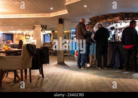 Menschen, die im Red Lion Pub in Newquay in Cornwall in Großbritannien trinken. Stockfoto