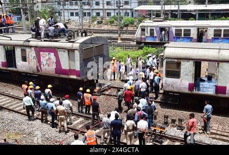 Mumbai, Indien. Mai 2024. MUMBAI, INDIEN - 29. APRIL: Der Mumbai Local Train entgleiste am 29. April 2024 in Mumbai, Indien, an der Harbour Line Railway Railway Railway, die in Richtung CSMT Railway Station am Bahnsteig Nr. 2 kam. Der Hafenverkehr war am Donnerstag weiterhin ein Chaos, als die Behörden sich darum bemühten, einen defekten Teil einer Strecke in der Nähe des Chhatrapati Shivaji Maharaj Terminus (CSMT) zu reparieren, der Anfang dieser Woche zu zwei Entgleisungen führte. (Foto: Bhushan Koyande/Hindustan Times/SIPA USA) Credit: SIPA USA/Alamy Live News Stockfoto