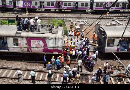 Mumbai, Indien. Mai 2024. MUMBAI, INDIEN - 29. APRIL: Der Mumbai Local Train entgleiste am 29. April 2024 in Mumbai, Indien, an der Harbour Line Railway Railway Railway, die in Richtung CSMT Railway Station am Bahnsteig Nr. 2 kam. Der Hafenverkehr war am Donnerstag weiterhin ein Chaos, als die Behörden sich darum bemühten, einen defekten Teil einer Strecke in der Nähe des Chhatrapati Shivaji Maharaj Terminus (CSMT) zu reparieren, der Anfang dieser Woche zu zwei Entgleisungen führte. (Foto: Bhushan Koyande/Hindustan Times/SIPA USA) Credit: SIPA USA/Alamy Live News Stockfoto
