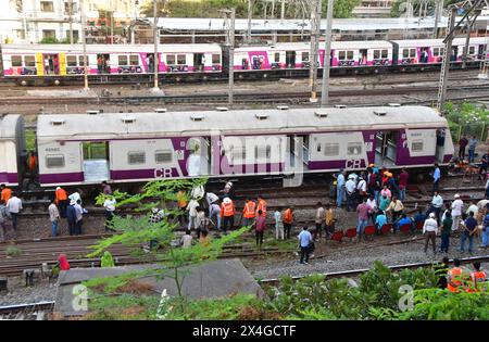 Mumbai, Indien. Mai 2024. MUMBAI, INDIEN – 1. MAI: Der Mumbai Local Train entgleiste am 1. Mai 2024 in Mumbai, Indien, an der Harbour Line Railway Railway Railway, die in Richtung CSMT Railway Station auf Gleis Nr. 2 kam. Der Hafenverkehr war am Donnerstag weiterhin ein Chaos, als die Behörden sich darum bemühten, einen defekten Teil einer Strecke in der Nähe des Chhatrapati Shivaji Maharaj Terminus (CSMT) zu reparieren, der Anfang dieser Woche zu zwei Entgleisungen führte. (Foto: Bhushan Koyande/Hindustan Times/SIPA USA) Credit: SIPA USA/Alamy Live News Stockfoto