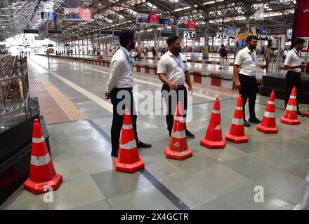 Mumbai, Indien. Mai 2024. MUMBAI, INDIEN - 29. APRIL: Der Mumbai Local Train entgleiste am 29. April 2024 in Mumbai, Indien, an der Harbour Line Railway Railway Railway, die in Richtung CSMT Railway Station am Bahnsteig Nr. 2 kam. Der Hafenverkehr war am Donnerstag weiterhin ein Chaos, als die Behörden sich darum bemühten, einen defekten Teil einer Strecke in der Nähe des Chhatrapati Shivaji Maharaj Terminus (CSMT) zu reparieren, der Anfang dieser Woche zu zwei Entgleisungen führte. (Foto: Bhushan Koyande/Hindustan Times/SIPA USA) Credit: SIPA USA/Alamy Live News Stockfoto