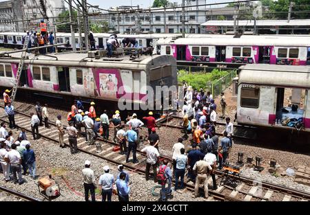 Mumbai, Indien. Mai 2024. MUMBAI, INDIEN - 29. APRIL: Der Mumbai Local Train entgleiste am 29. April 2024 in Mumbai, Indien, an der Harbour Line Railway Railway Railway, die in Richtung CSMT Railway Station am Bahnsteig Nr. 2 kam. Der Hafenverkehr war am Donnerstag weiterhin ein Chaos, als die Behörden sich darum bemühten, einen defekten Teil einer Strecke in der Nähe des Chhatrapati Shivaji Maharaj Terminus (CSMT) zu reparieren, der Anfang dieser Woche zu zwei Entgleisungen führte. (Foto: Bhushan Koyande/Hindustan Times/SIPA USA) Credit: SIPA USA/Alamy Live News Stockfoto