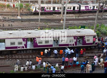 MUMBAI, INDIEN – 1. MAI: Der Mumbai Local Train entgleiste am 1. Mai 2024 in Mumbai, Indien, an der Harbour Line Railway Railway Railway, die in Richtung CSMT Railway Station auf Gleis Nr. 2 kam. Der Hafenverkehr war am Donnerstag weiterhin ein Chaos, als die Behörden sich darum bemühten, einen defekten Teil einer Strecke in der Nähe des Chhatrapati Shivaji Maharaj Terminus (CSMT) zu reparieren, der Anfang dieser Woche zu zwei Entgleisungen führte. (Foto: Bhushan Koyande/Hindustan Times/SIPA USA ) Stockfoto