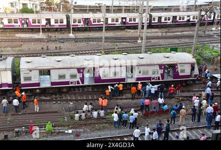 Mumbai, Indien. Mai 2024. MUMBAI, INDIEN – 1. MAI: Der Mumbai Local Train entgleiste am 1. Mai 2024 in Mumbai, Indien, an der Harbour Line Railway Railway Railway, die in Richtung CSMT Railway Station auf Gleis Nr. 2 kam. Der Hafenverkehr war am Donnerstag weiterhin ein Chaos, als die Behörden sich darum bemühten, einen defekten Teil einer Strecke in der Nähe des Chhatrapati Shivaji Maharaj Terminus (CSMT) zu reparieren, der Anfang dieser Woche zu zwei Entgleisungen führte. (Foto: Bhushan Koyande/Hindustan Times/SIPA USA) Credit: SIPA USA/Alamy Live News Stockfoto