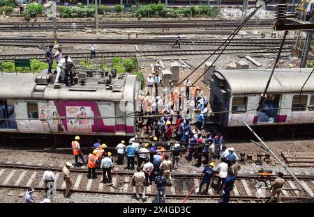 Mumbai, Indien. Mai 2024. MUMBAI, INDIEN - 29. APRIL: Der Mumbai Local Train entgleiste am 29. April 2024 in Mumbai, Indien, an der Harbour Line Railway Railway Railway, die in Richtung CSMT Railway Station am Bahnsteig Nr. 2 kam. Der Hafenverkehr war am Donnerstag weiterhin ein Chaos, als die Behörden sich darum bemühten, einen defekten Teil einer Strecke in der Nähe des Chhatrapati Shivaji Maharaj Terminus (CSMT) zu reparieren, der Anfang dieser Woche zu zwei Entgleisungen führte. (Foto: Bhushan Koyande/Hindustan Times/SIPA USA) Credit: SIPA USA/Alamy Live News Stockfoto