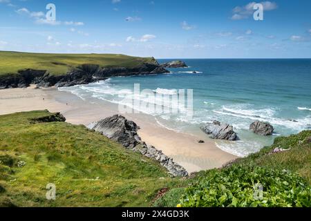 Der abgelegene und unberührte Polly Joke Porth Joke Strand an der Küste von Newquay in Cornwall in Großbritannien. Stockfoto