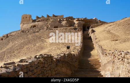 Assuan, Ägypten. Qubbet el-Hawa oder Kuppel des Windes. Hypogäa-Gräber, die in den Hügel gegraben wurden. Sie gehörten hohen Beamten und Fürsten des Alten und Mittleren Königreichs. Auf dem Hügel wurde ein koptisches Kloster errichtet. Stockfoto