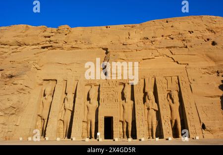 Abu Simbel, Ägypten. Tempel von Hathor oder Tempel von Nefertari, oder auch kleiner Tempel genannt. Es wurde während der Regierungszeit von Pharao Ramesses II. (Ca. 1279 v. Chr.–1213 v. Chr.) erbaut und seiner Frau, Königin Nefertari, gewidmet. Blick auf die Fassade. Stockfoto