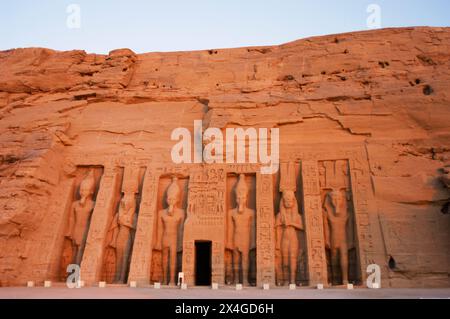 Abu Simbel, Ägypten. Tempel von Hathor oder Tempel von Nefertari, oder auch kleiner Tempel genannt. Es wurde während der Regierungszeit von Pharao Ramesses II. (Ca. 1279 v. Chr.–1213 v. Chr.) erbaut und seiner Frau, Königin Nefertari, gewidmet. Blick auf die Fassade. Stockfoto