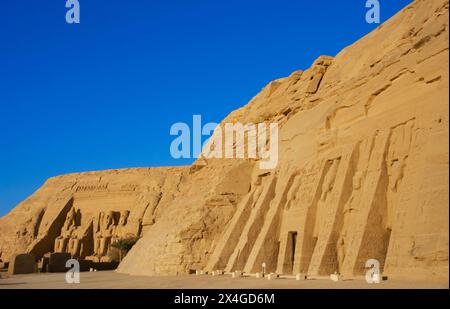Abu Simbel, Ägypten. Tempel von Hathor oder Tempel von Nefertari, oder auch kleiner Tempel genannt, (Vordergrund). Es wurde während der Regierungszeit von Pharao Ramesses II. (Ca. 1279 v. Chr.–1213 v. Chr.) erbaut und seiner Frau, Königin Nefertari, gewidmet. Im Hintergrund befindet sich der große Tempel von Ramesses II., der ebenfalls zur gleichen Zeit erbaut wurde. Stockfoto