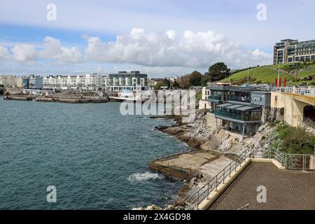 Die geschäftige Uferpromenade in West Hoe in Plymouth ist bereit, Trinker und Gäste zu begrüßen. Luxus-Apartments nutzen die exeeptional Aussicht auf Plymou Stockfoto