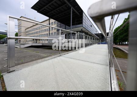 Dresden, Deutschland. Mai 2024. In die Treppe vor dem parlamentsgebäude ist eine Rampe für den barrierefreien Zugang zum Sächsischen Landtag integriert. Robert Michael/dpa/Alamy Live News Stockfoto