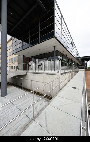 Dresden, Deutschland. Mai 2024. In die Treppe vor dem parlamentsgebäude ist eine Rampe für den barrierefreien Zugang zum Sächsischen Landtag integriert. Robert Michael/dpa/Alamy Live News Stockfoto