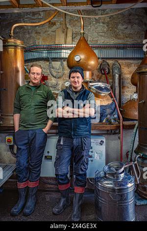 Dornoch Destillerie mit den Gründern und Brüdern Phil und Simon Thompson in Dornoch, Schottland. Stockfoto