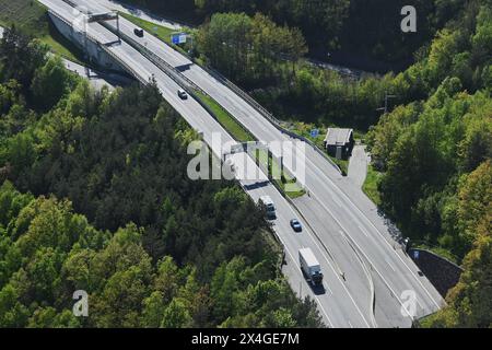 Innsbruck, Österreich. Die Brenner Autobahn A 13 befindet sich in Tirol und Teil der Europastrasse 45. Sie bilden den österreichischen Teil der Brennerautobahn, war in den 1960er Jahren gebaut und war eine der ersten Gebirgsautobahnen der Welt. 5. April 1971 wurde der Verkehr zwischen Österreich und Italien aufgenommen *** Innsbruck, Österreich die Brennerautobahn A 13 befindet sich in Tirol und ist Teil der europäischen Route 45 sie bildet den österreichischen Teil der Brennerautobahn. wurde in den 1960er Jahren gebaut und war eine der ersten Bergstraßen im weltweiten Verkehr zwischen Österreich und Italien am 5. April 1971 Stockfoto