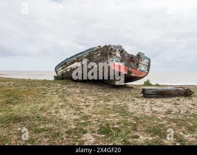 Altes verrottendes Boot am windgepeitschten Strand Stockfoto