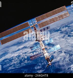 International Space Station (ISS), die 2001 die Erde umkreist, fotografiert vom Space Shuttle Stockfoto
