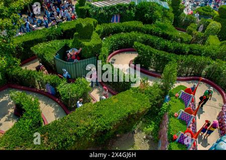 Paris, Frankreich, Freizeitparks, Besucher Von Disneyland Paris, Labyrinth Im Freien, Stockfoto