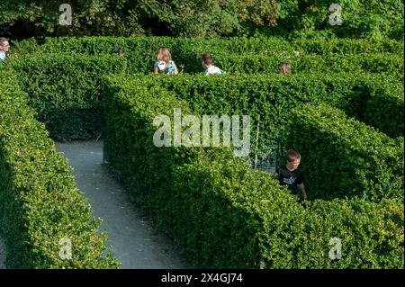 Choisiel, Frankreich - Touristen Familie besucht das französische Denkmal, das Chateau de Breteuil, Choisel, das Gartenlabyrinth und das Millennium Labyrinth. Übersicht (PS-52172) Stockfoto