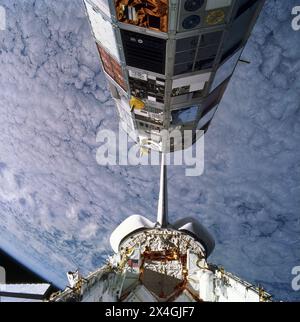 Space Shuttle Challenger platziert den LDEF in einer Erdumlaufbahn von 257 Meilen über der Erde Stockfoto