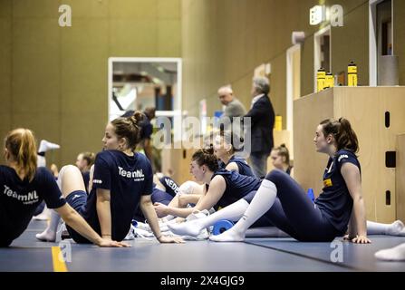 ARNHEIM - 03.05.2024, Spieler während des Trainings der niederländischen Frauen-Volleyballmannschaft im Vorfeld der Olympischen Qualifikation. ANP SEM VAN DER WAL Stockfoto